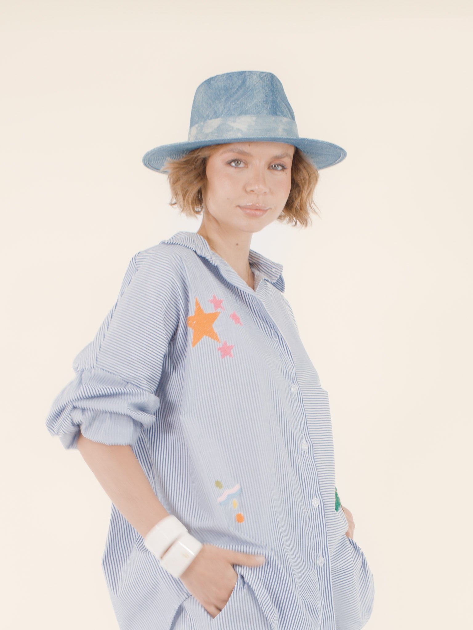 Aliénor – Fedora en raphia – bleu ciel délavé