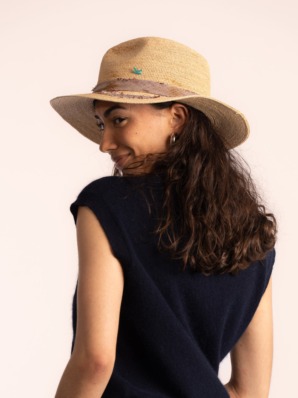 Achille – Fedora en raphia – paille et soie tie & dye