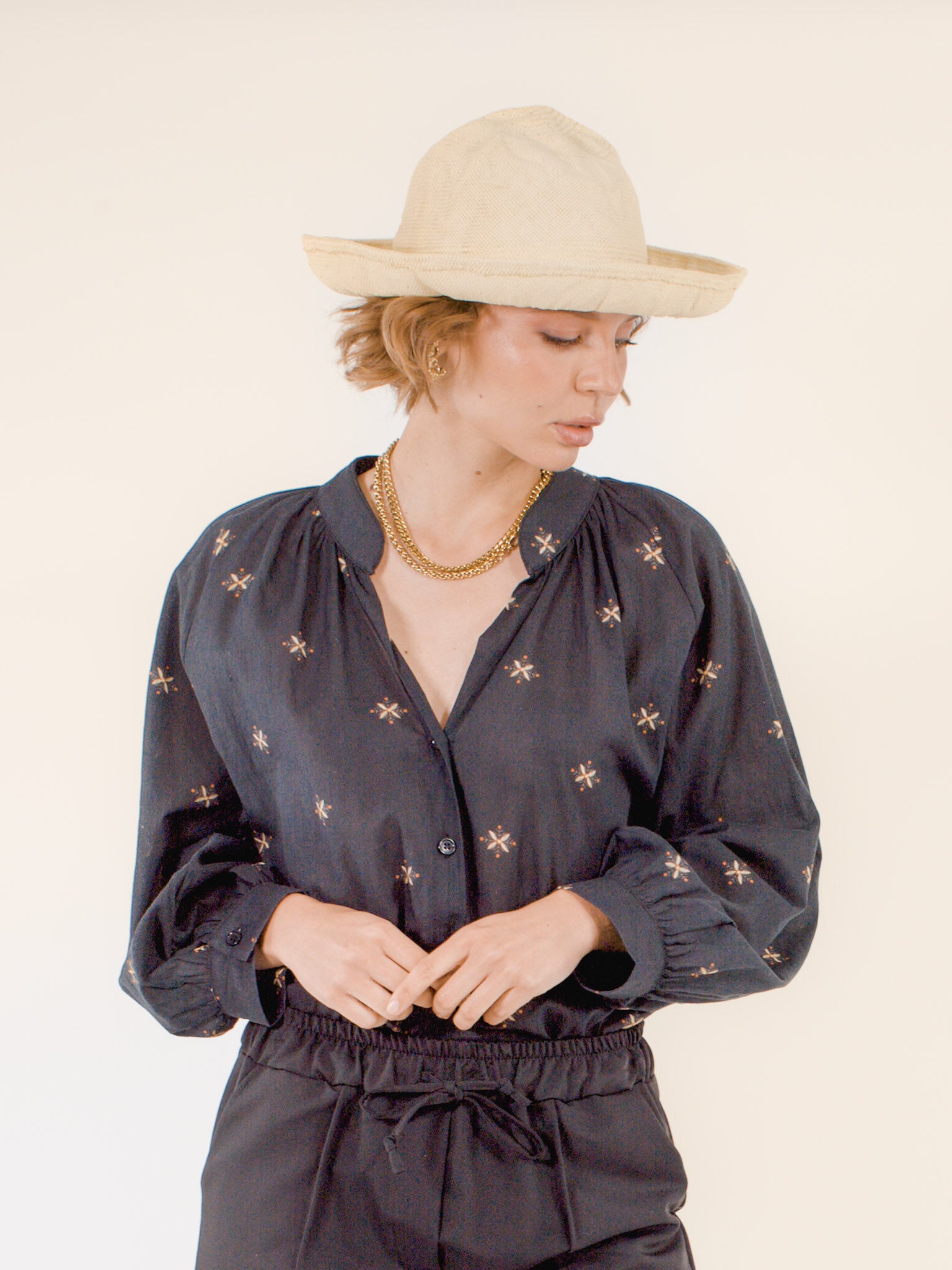 Léontine – Chapeau à bord large en raphia – ivoire brut