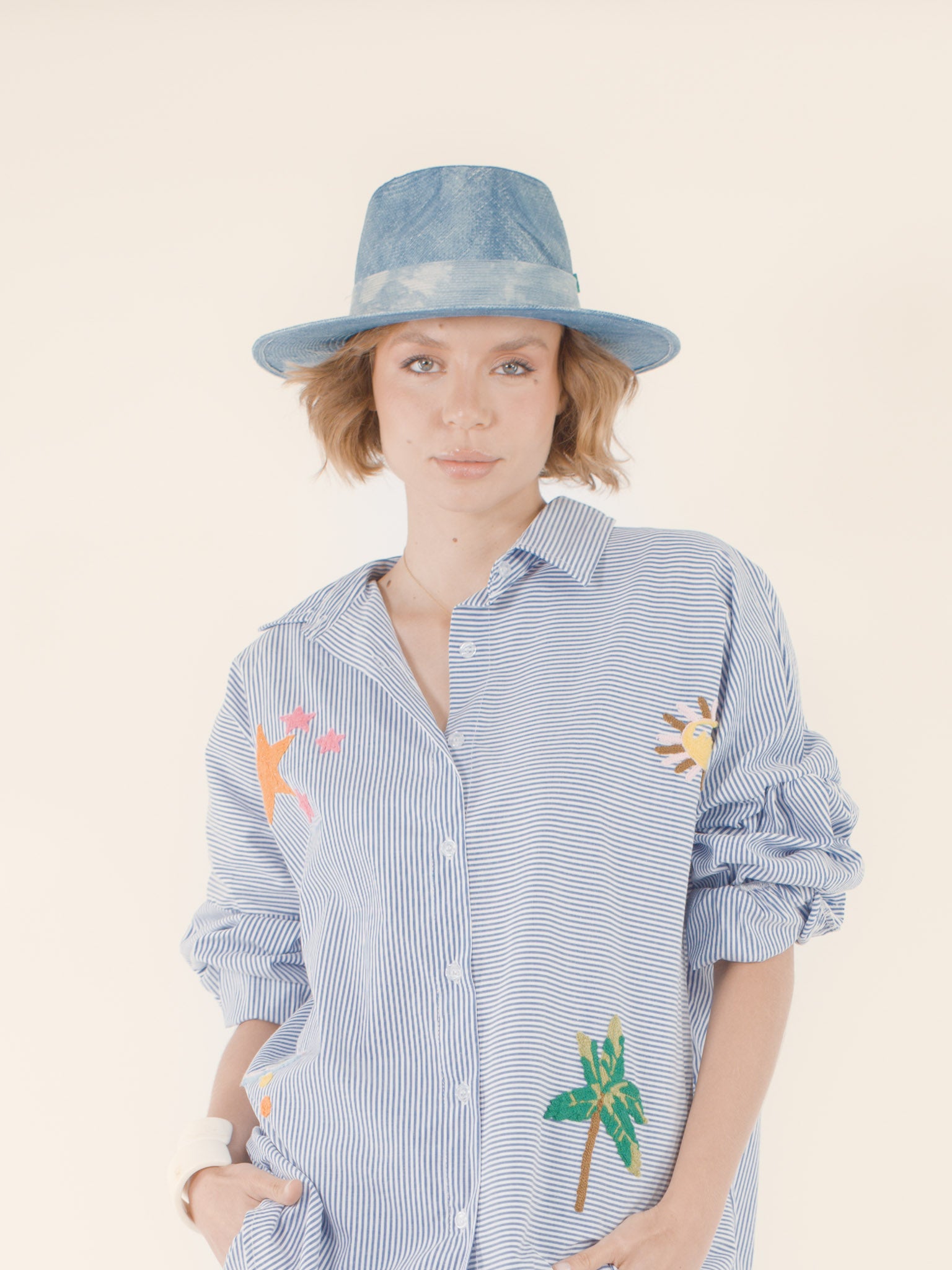 Aliénor – Fedora en raphia – bleu ciel délavé