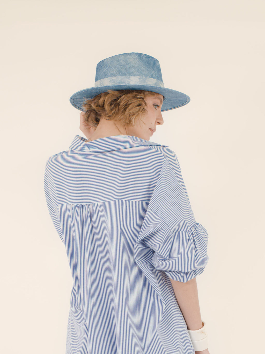 Aliénor – Fedora en raphia – bleu ciel délavé