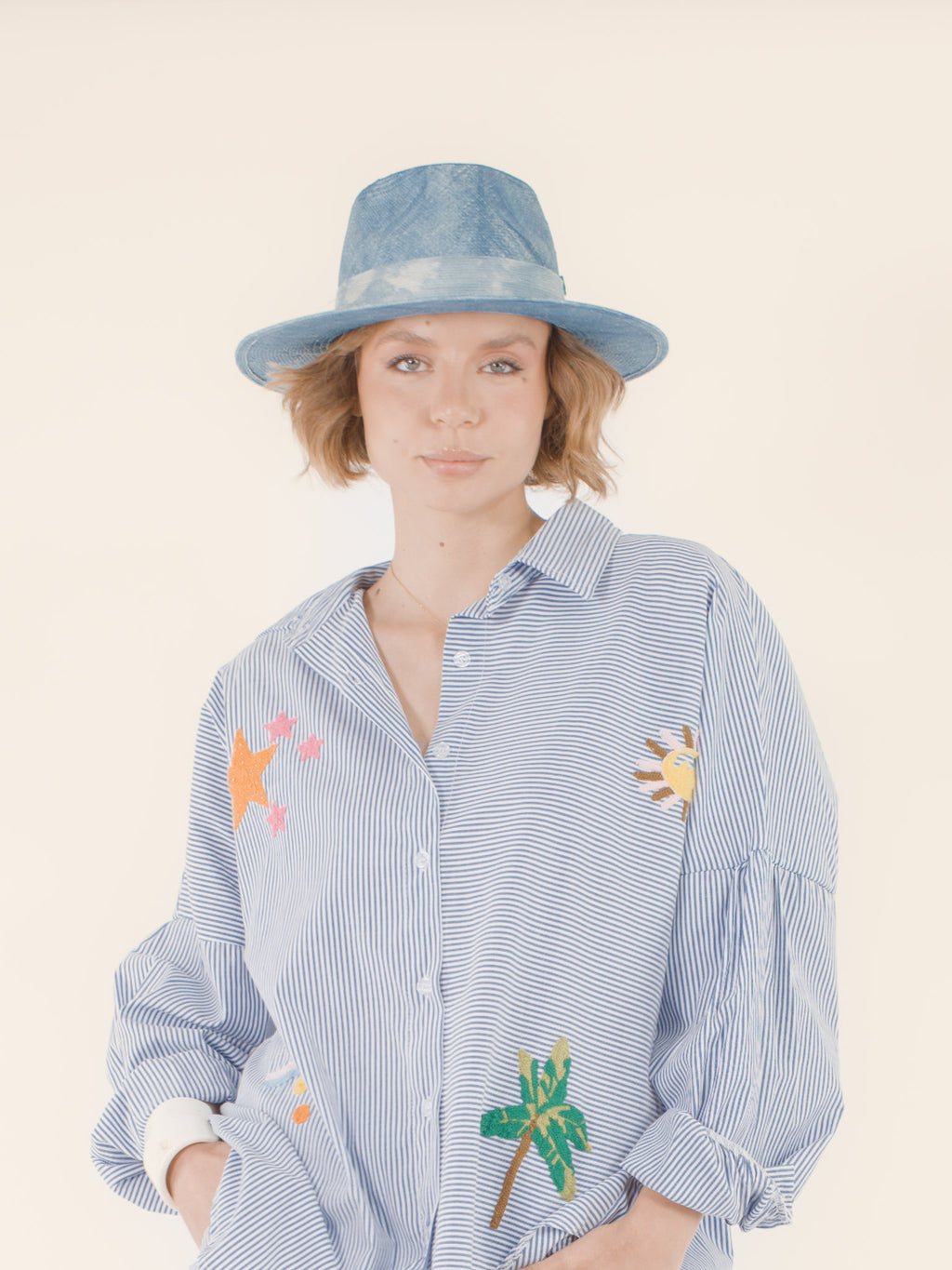 Aliénor – Fedora en raphia – bleu ciel délavé