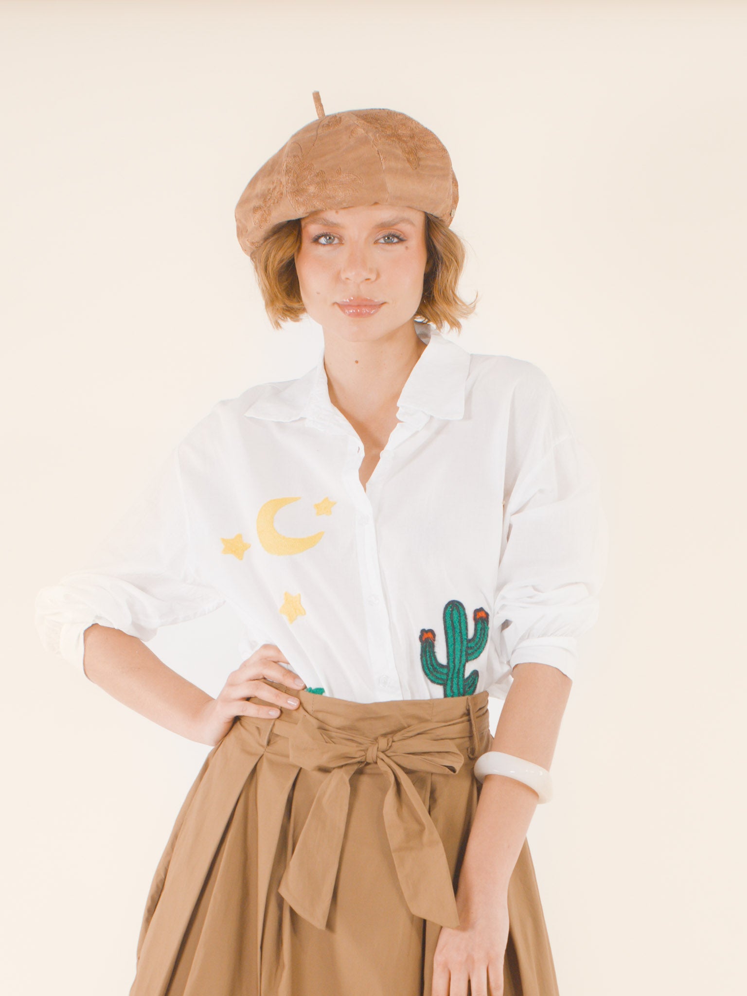 Blandine – Béret brodé en velours côtelé – noisette clair