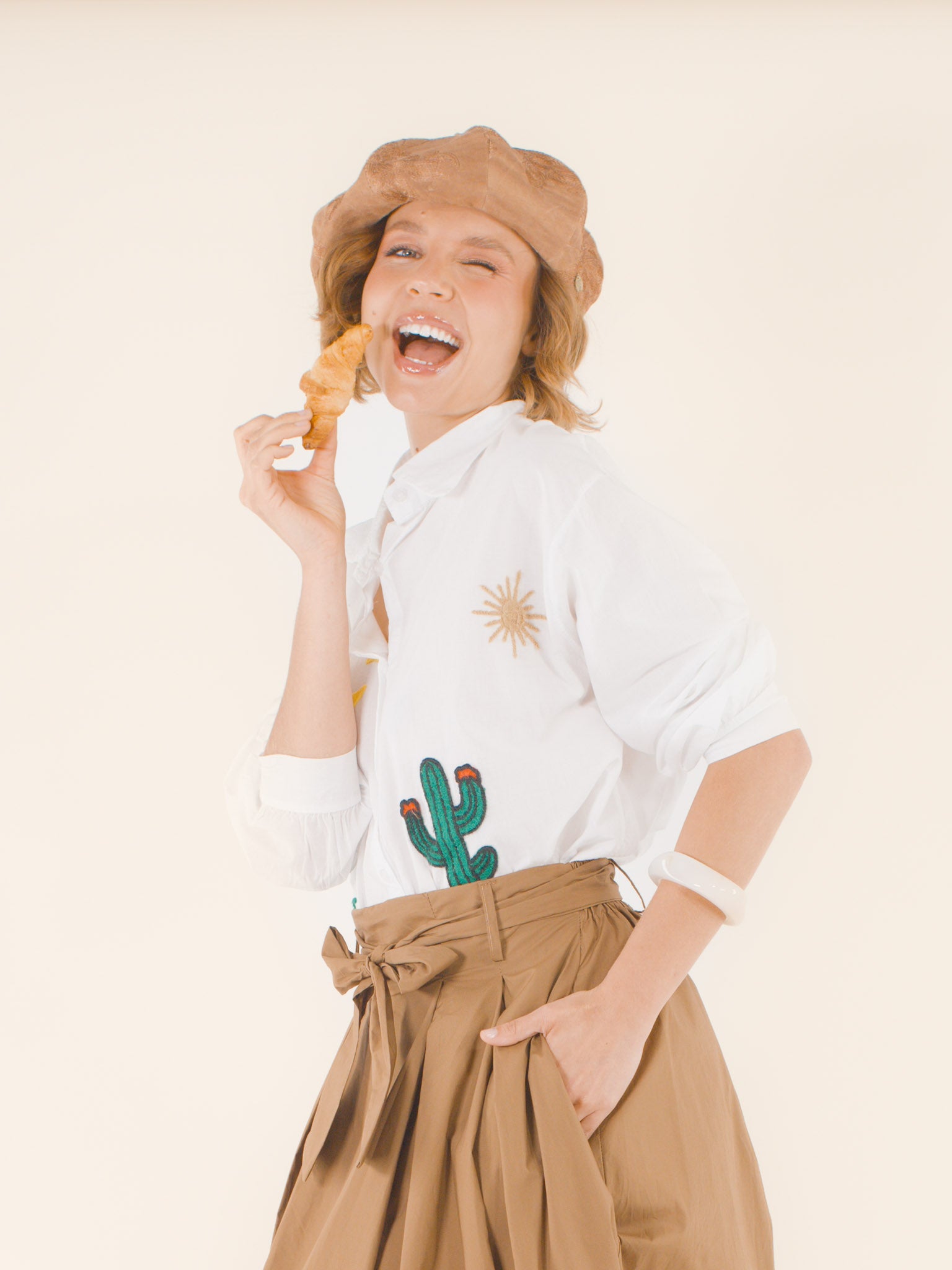 Blandine – Béret brodé en velours côtelé – noisette clair